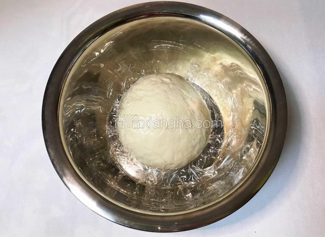 盖上保鲜膜静置30分钟。