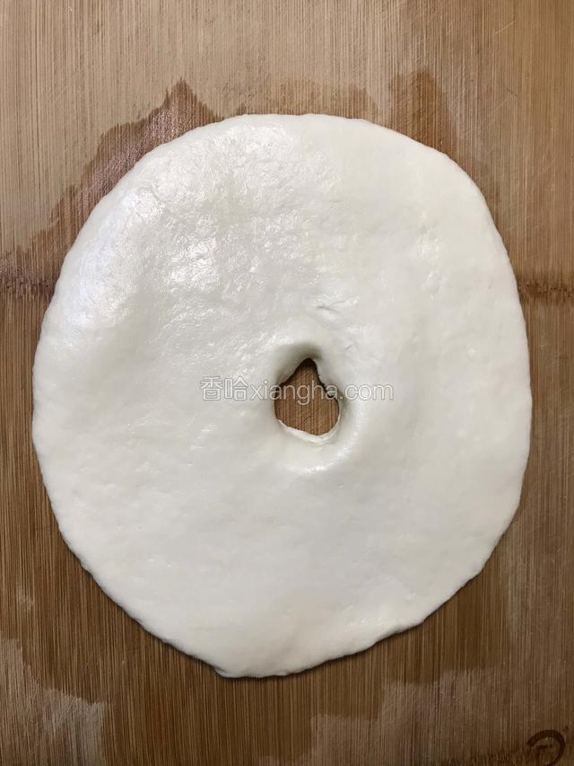 从中间掏一个洞。