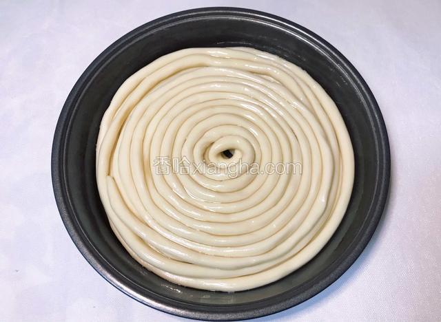 全部盘好后表面继续刷一层食用油，盖上保鲜膜松弛1个小时以上。（可以头一晚做好放入冰箱冷藏）