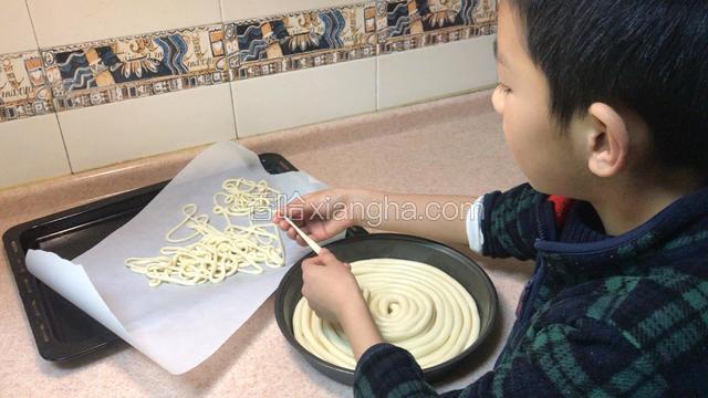 松弛好的面条稍微用手伸长或拉长。