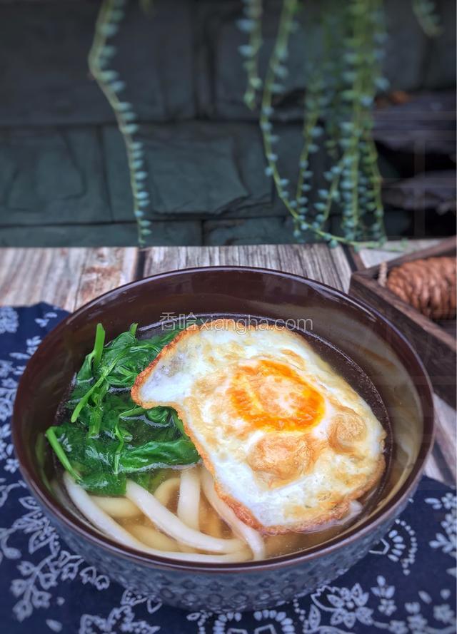 根据自己的口味放入调料，配上青菜、盖个煎蛋，一碗有爱的长寿面就完成了。