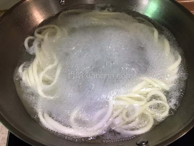 烧水开煮，一次煮一碗，吃多少就在合适的长度处断开即可。