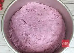 Illustration of how to make red date yogurt and purple sweet potato cake 16