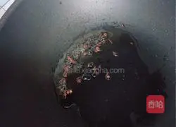 Illustration of how to touch chicken legs with eggs 3