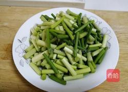 蒜苔炒牛肉的做法图解2