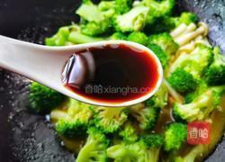 西兰花炒菌菇的做法图解8