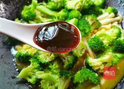西兰花炒菌菇的做法图解9