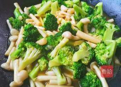 西兰花炒菌菇的做法图解10