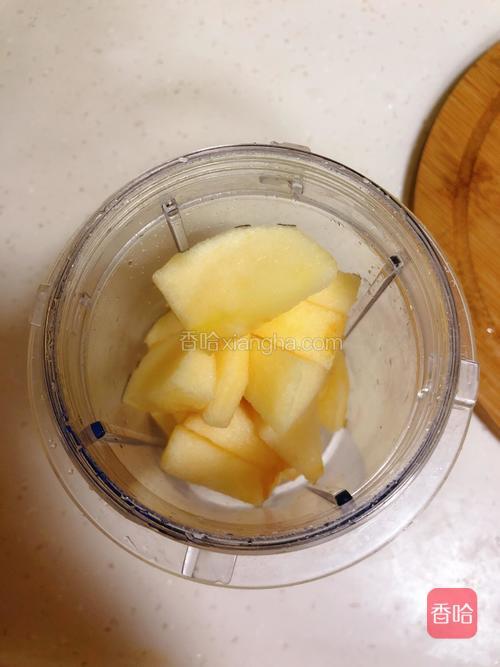 一半加一勺水放入搅拌机里榨成果泥。