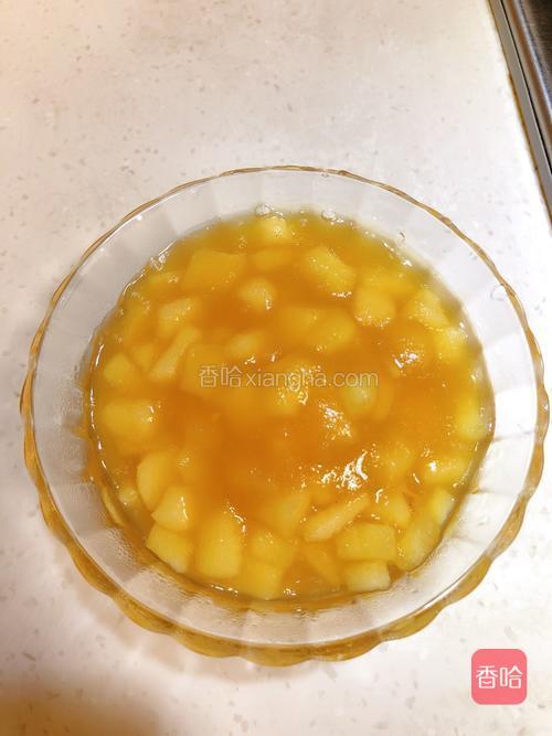 处理好的苹果夹心。放置在一旁冷却,也可以冷藏,加快冷却速度。