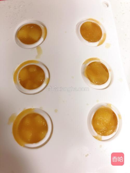 将冷却好的苹果夹心放入模具中,储存在冰箱的冷冻柜中,大约两小时后可以取出。