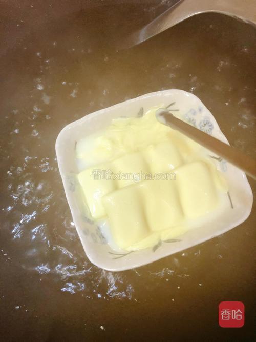 白巧克力和吉利丁粉分别在锅中隔水融化,搅拌均匀。吉利丁粉中需加入少许开水。