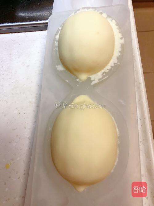 把处理好的慕斯液倒入模具中,大概在三分之二处,放入做好的苹果夹心小球,继续加入慕斯液,直到模具里的慕斯液满,然后放入冰箱冷冻一夜或者8小时。图片放的是做好的柠檬慕斯,慕斯液都是一样,只是模具不同。