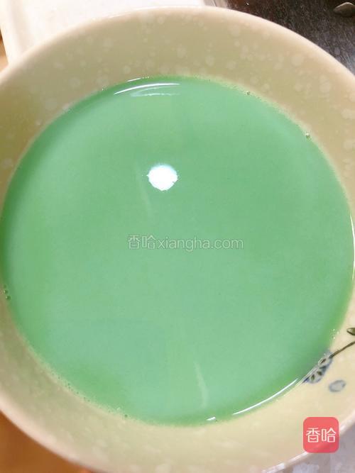 用水、白砂糖、吉利丁粉、淡奶油、绿色巧克力做出绿色淋面酱。