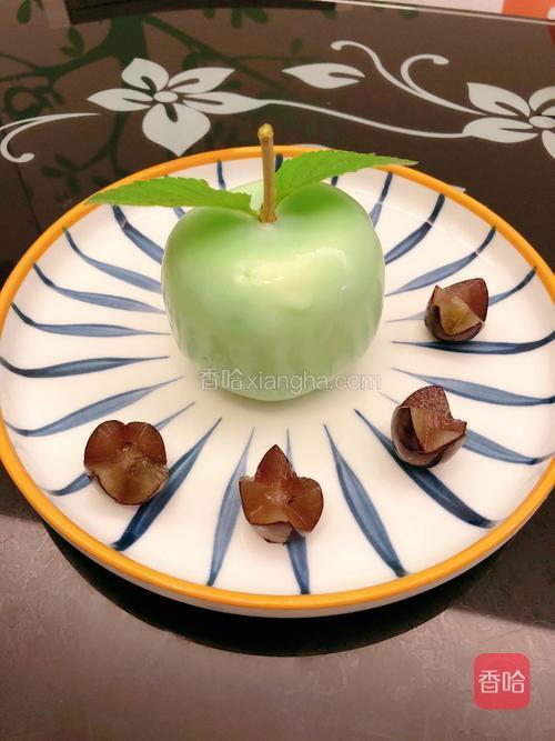 慕斯苹果-18°,淋面酱35°。将慕斯球用牙签戳着,全部没入绿色淋面酱中,然后放入餐具中等待冷却凝固。做好后如下图所示。