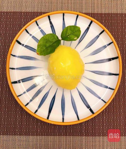 慕斯柠檬-18°,淋面酱35°。将慕斯球用牙签戳着,全部没入黄色淋面酱中,然后放入餐具中等待冷却凝固。做好后如下图所示。