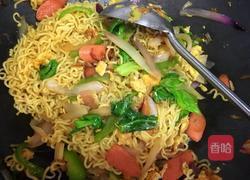 火腿鸡蛋炒方便面的做法图解7