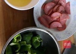 青椒火腿炒蛋的做法图解1