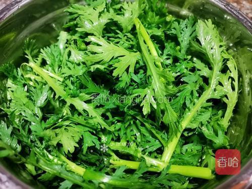 将茼蒿拆洗干净。