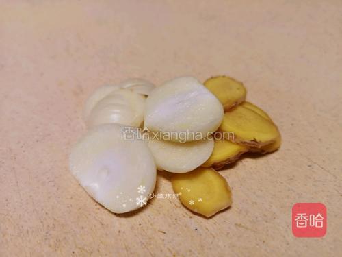 大蒜生姜切片备用。