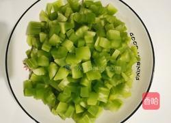 好看好吃好营养的青笋虾仁的做法图解1
