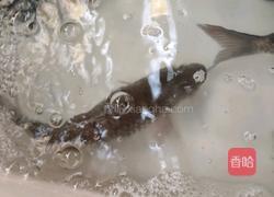 鲫鱼塞肉末的做法图解1