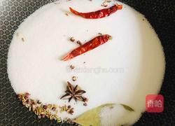 盐焗花生米的做法图解1