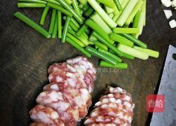 蒜台炒腊肠的做法图解3