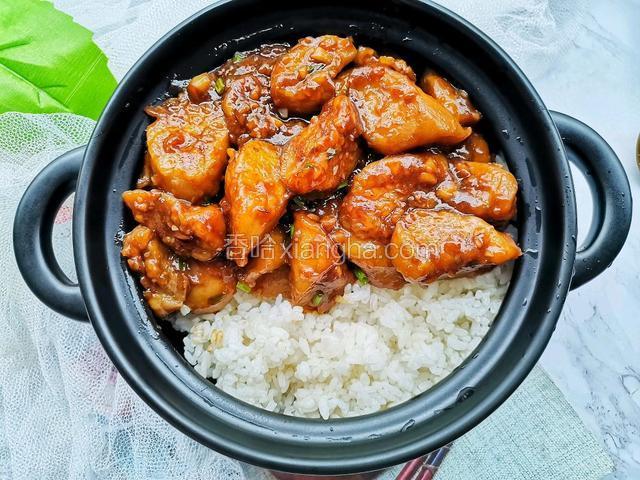 米饭盛入碗中，把糖醋茄子浇到米饭上，