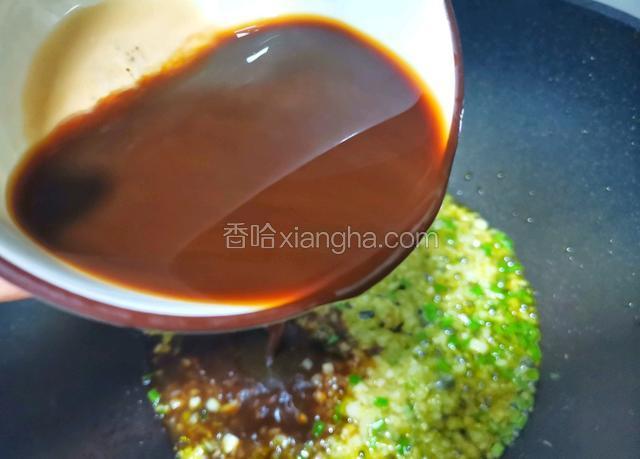 倒入糖醋汁翻炒均匀，