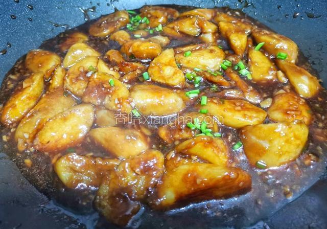 倒入茄子煮1分钟，撒葱花。