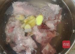 玉米萝卜排骨汤的做法图解3