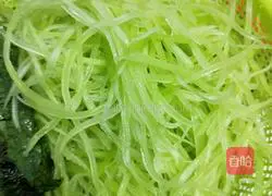 Illustration of how to make shredded garlic lettuce 2
