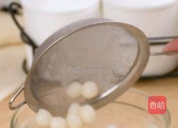 超好喝的草莓白玉奶昔只需5步轻松搞定的做法图解3