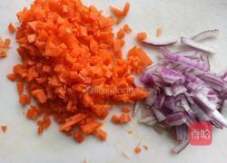 胡萝卜鸡丁炒饭的做法图解1