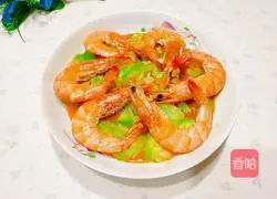 Illustration of how to stir-fry vannamei prawns with luffa 13