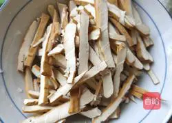 Illustration of how to make stir-fried dried tofu with leeks 2