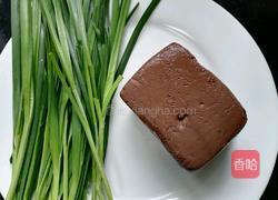 韭菜炒鸭血的做法图解1