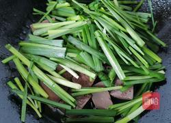 韭菜炒鸭血的做法图解10