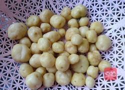 炒春季时令小土豆的做法图解1