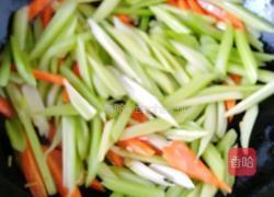 清炒芹菜之青涩的做法图解3
