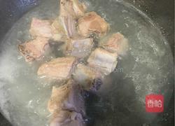 红烧排骨土豆的做法图解1