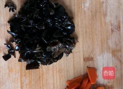 白菜木耳炒肉的做法图解2