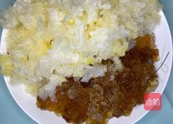 牛奶银耳桃胶莲子羹的做法图解1