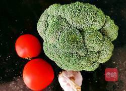 西兰花蒸番茄的做法图解2