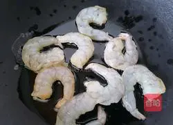 Illustration of how to stir-fry lettuce and shrimp 7