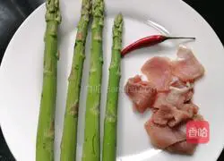 Illustration of how to make asparagus and fried pork slices 1