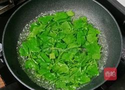 芹菜芝麻鸡蛋饼的做法图解1