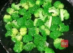 西蓝花炒胡萝卜的做法图解4