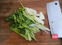 Illustration of how to stir-fry celery and fungus 8